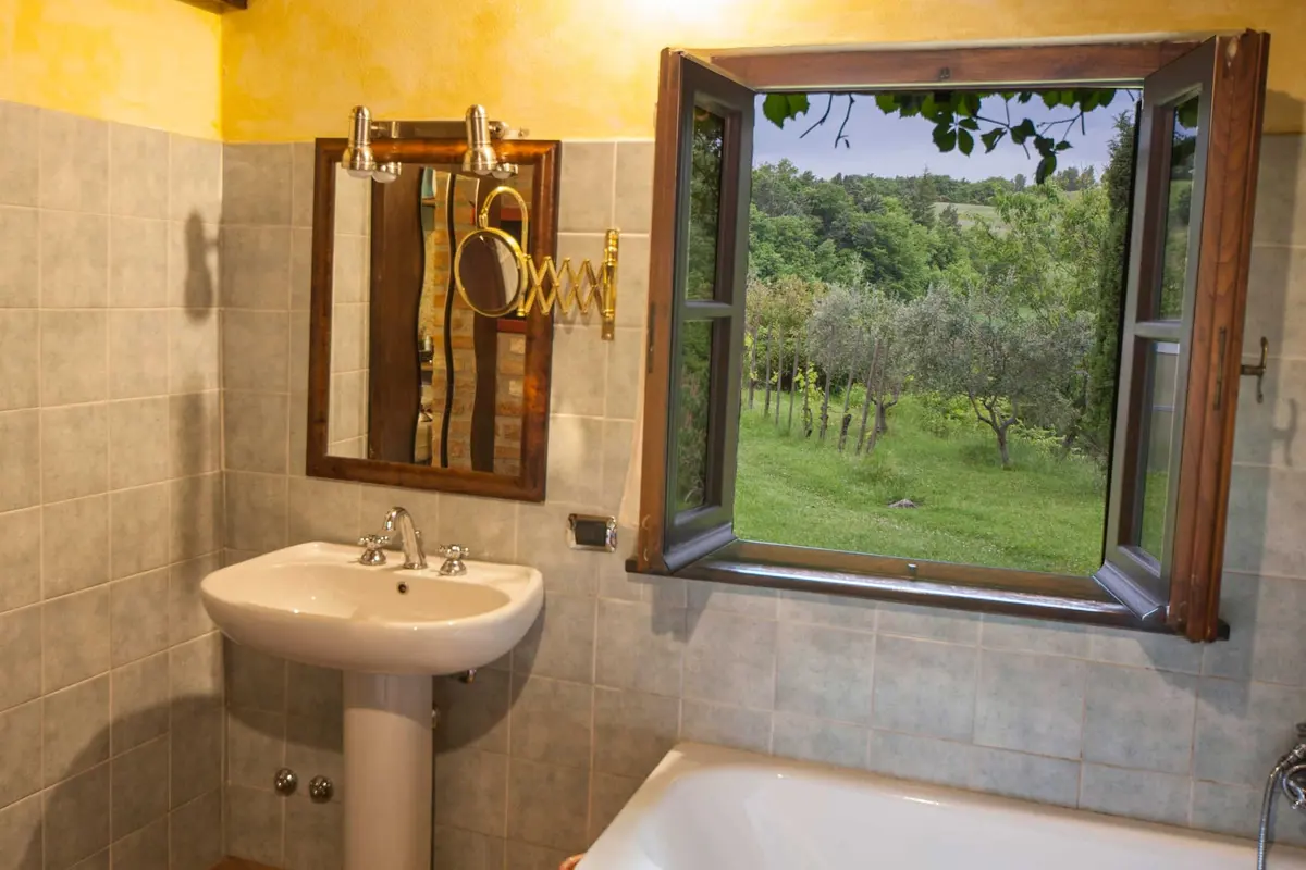 Salle de bains de la dépendance avec vue sur les oliviers