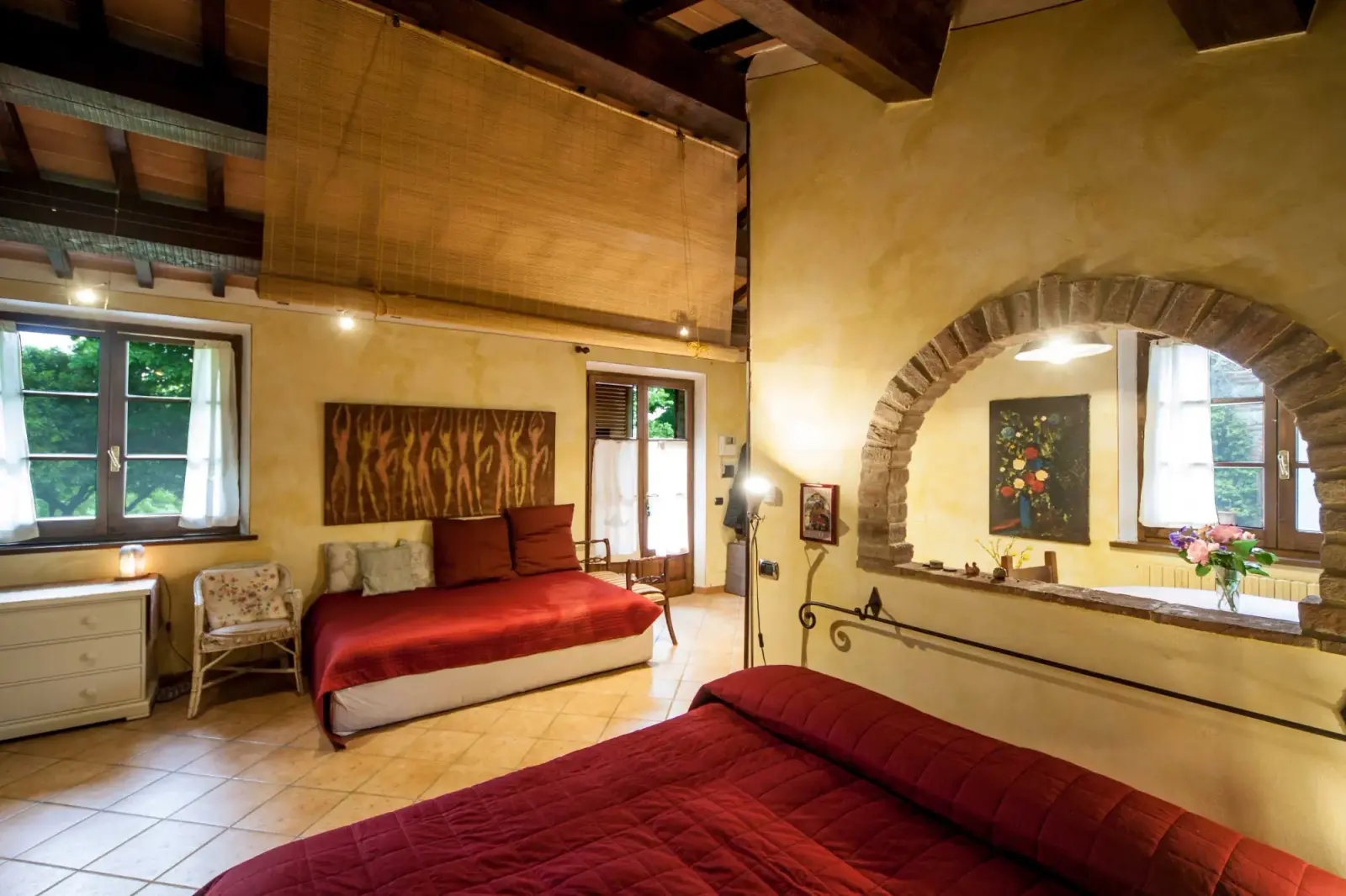 Chambre de la dépendance avec lit rouge