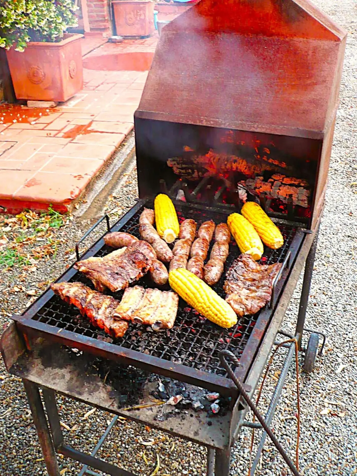 Barbecue avec saucisses et maïs