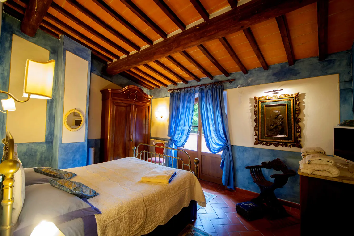 Chambre bleue avec lit en fer forgé