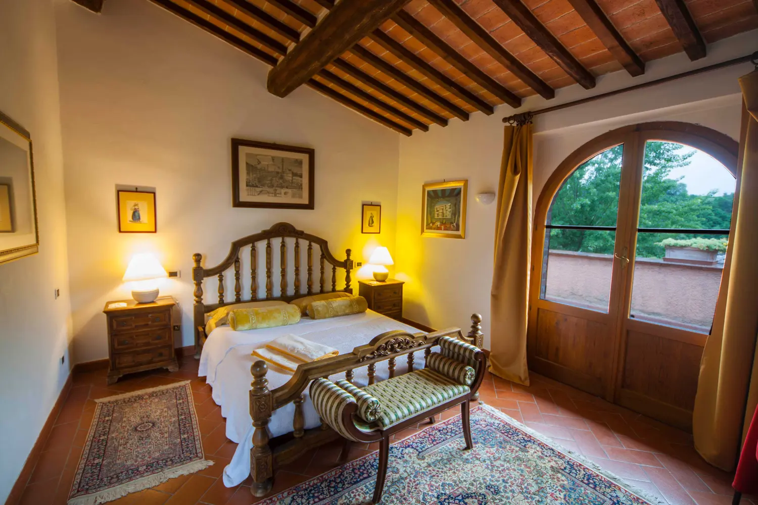 Chambre jaune avec porte en arc sur le jardin