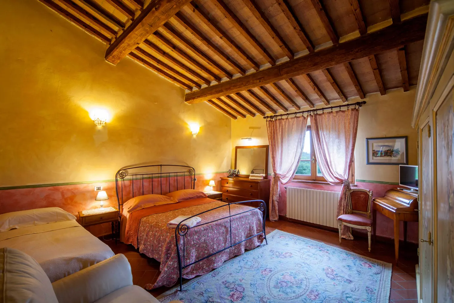 Chambre rose avec armoires peintes à la main