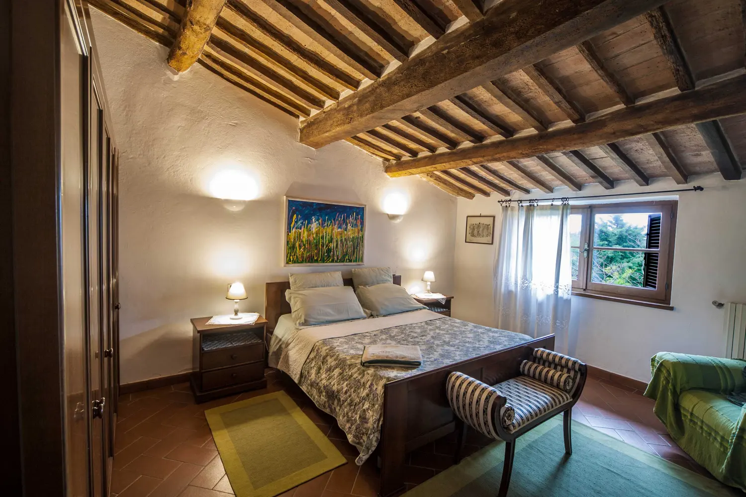 Chambre verte avec poutres apparentes
