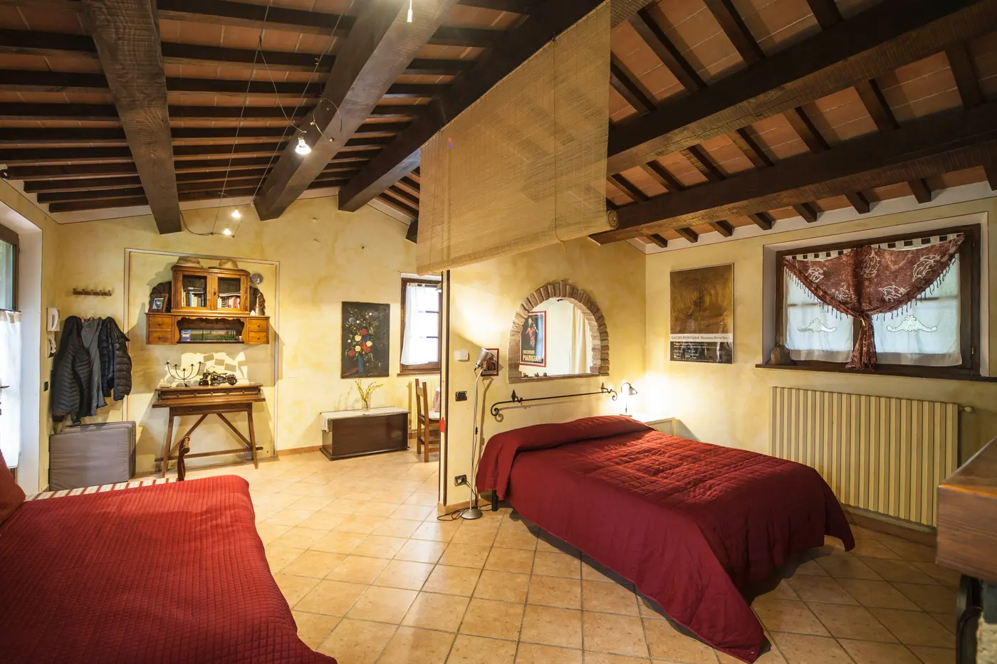 Chambre de la dépendance avec lit rouge