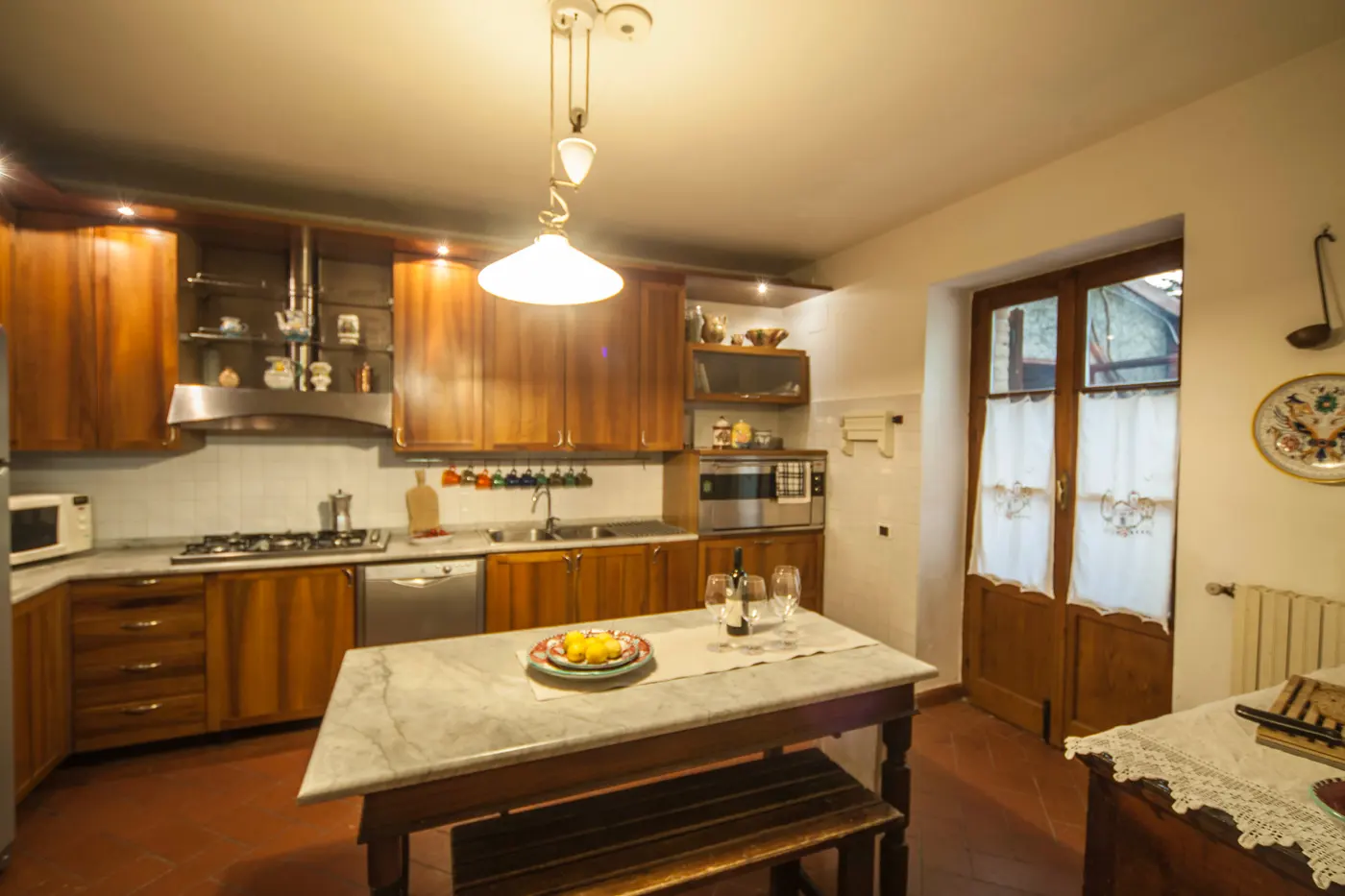 Cuisine équipée avec plaque de cuisson