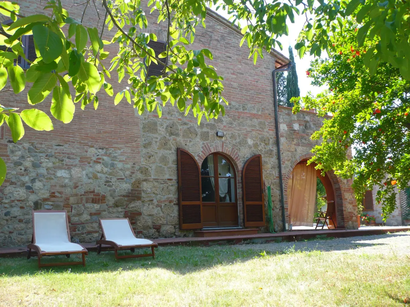 Transats à l'ombre devant la villa