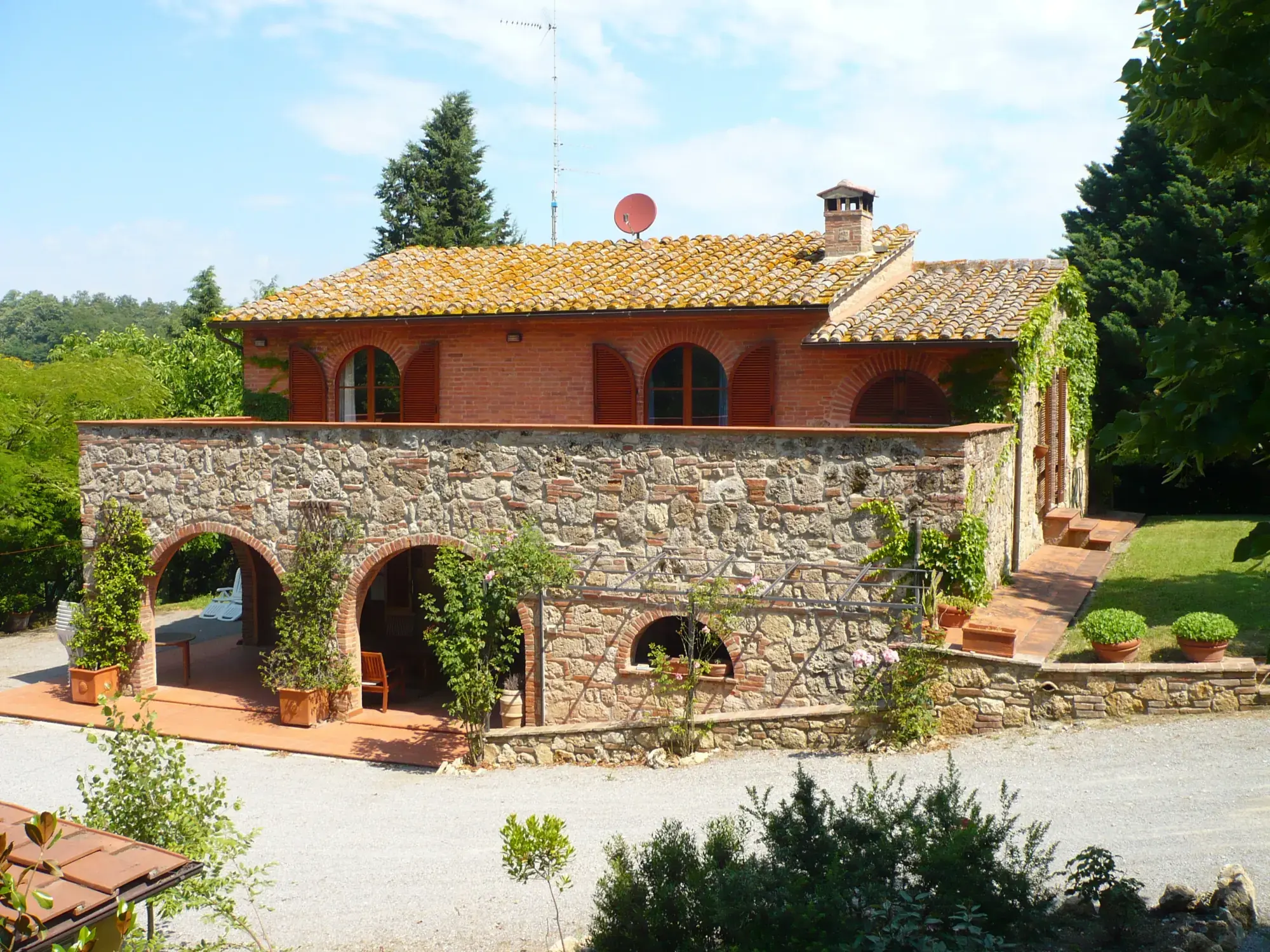 Villa Sionne, villa toscane historique en pierre et terre cuite à Chiusi