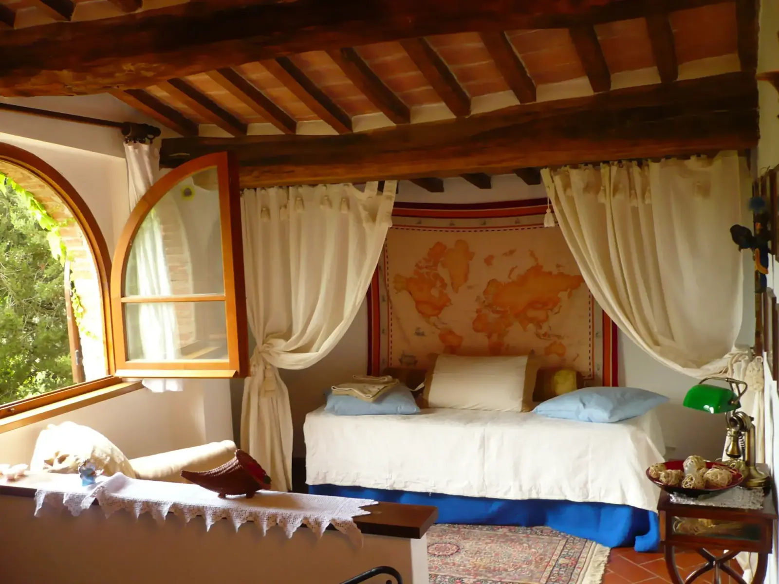 Escalier intérieur et chambre à baldaquin
