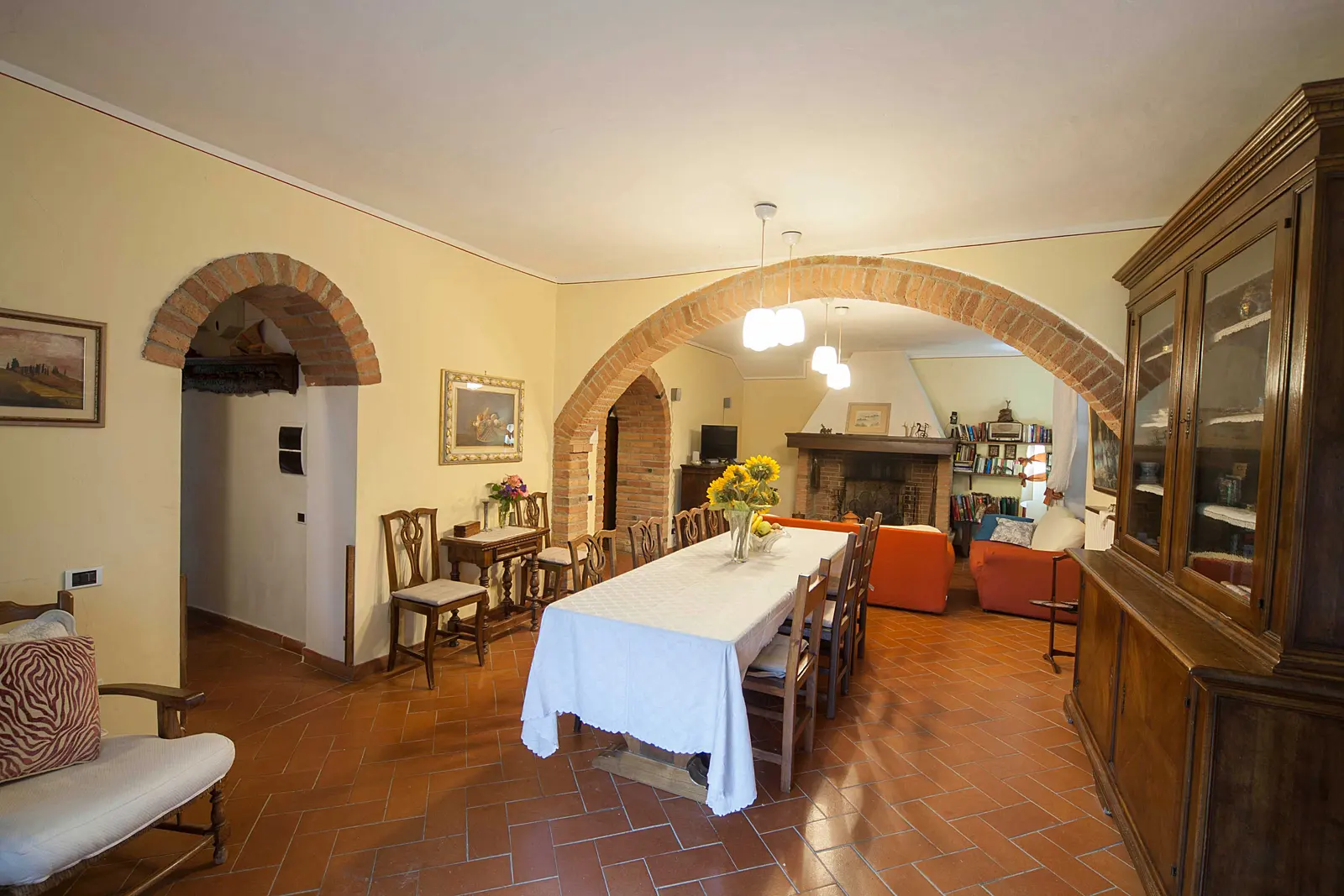 Salle à manger avec table dressée